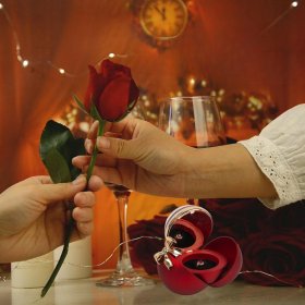 WIECZNA RÓŻA W SZKLE SZKATUŁCE NASZYJNIK PREZENT NA DZIEŃ WALENTYNKI KOBIET