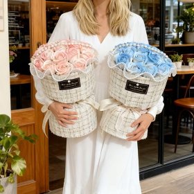 BUKIET MYDLANE RÓŻE RÓŻA LED PREZENT Z TOREBKĄ I BILECIKIEM NA DZIEŃ KOBIET