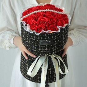 BUKIET MYDLANE RÓŻE RÓŻA LED PREZENT Z TOREBKĄ I BILECIKIEM NA DZIEŃ KOBIET