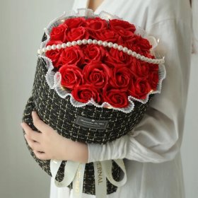 BUKIET MYDLANE RÓŻE RÓŻA LED PREZENT Z TOREBKĄ I BILECIKIEM NA DZIEŃ KOBIET