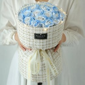 BUKIET MYDLANE RÓŻE RÓŻA LED PREZENT Z TOREBKĄ I BILECIKIEM NA DZIEŃ KOBIET