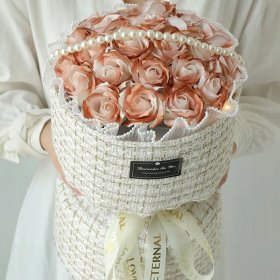 BUKIET MYDLANE RÓŻE RÓŻA LED PREZENT Z TOREBKĄ I BILECIKIEM NA DZIEŃ KOBIET