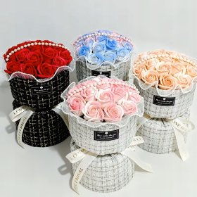 BUKIET MYDLANE RÓŻE RÓŻA LED PREZENT Z TOREBKĄ I BILECIKIEM NA DZIEŃ KOBIET