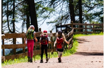 Sprzęt turystyczny na weekendowy wyjazd - co warto zabrać?