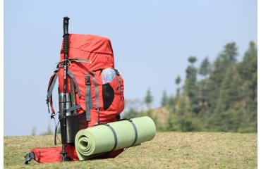 Sprzęt turystyczny, który warto mieć na weekendowy wyjazd - praktyczny poradnik